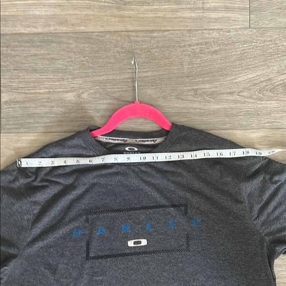 Oakley Gray Short Sleeve Tee with Minimalist Design - Picture 6 of 7